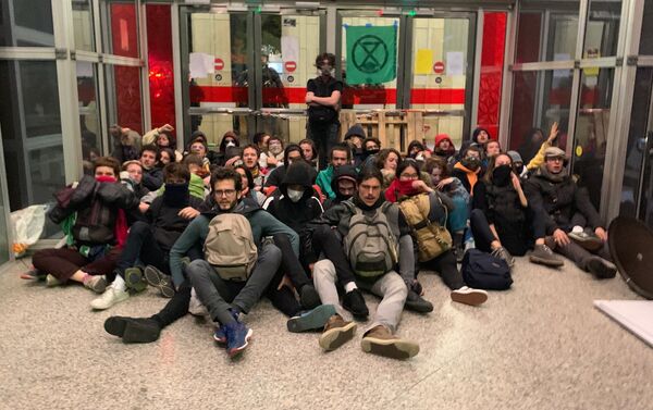 Activistas de Extinction Rebellion en el centro comercial Italia 2 en París, Francia - Sputnik Mundo