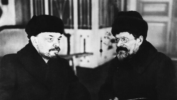 Los líderes soviéticos Vladímir Lenin y Mijaíl Kalinin en la Casa de los Sindicatos en 1920 - Sputnik Mundo