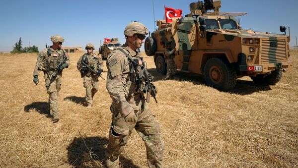 Soldados estadounidenses caminan durante una patrulla conjunta de EEUU y Turquía cerca de Tel Abyad en Siria - Sputnik Mundo