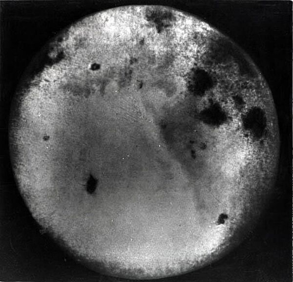 El 7 de octubre de 1959 sonda espacial soviético Luna 3 tomó las primeras imágenes de la cara oculta de la Luna. - Sputnik Mundo