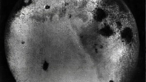 La primera foto de la cara oculta de la Luna, tomada por la estación soviética Luna 3  - Sputnik Mundo