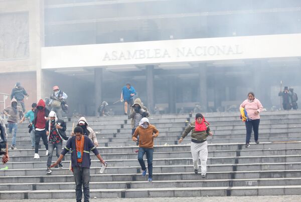 Indígenas ocupan brevemente el pleno de la Asamblea Nacional de Ecuador Indígenas ocupan brevemente el pleno de la Asamblea Nacional de Ecuador - Sputnik Mundo