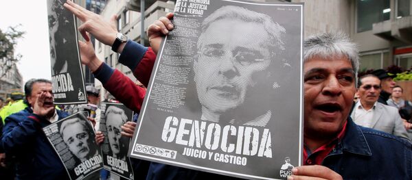 Manifestantes con retratos de Álvaro Uribe Manifestantes con retratos de Álvaro Uribe - Sputnik Mundo