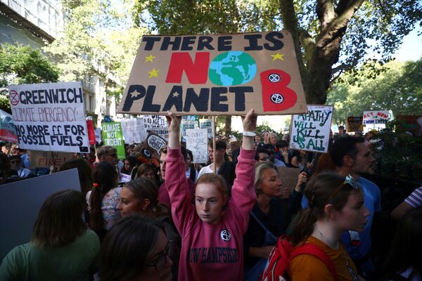 Las multitudinarias protestas contra el cambio climático recorren el planeta - Sputnik Mundo