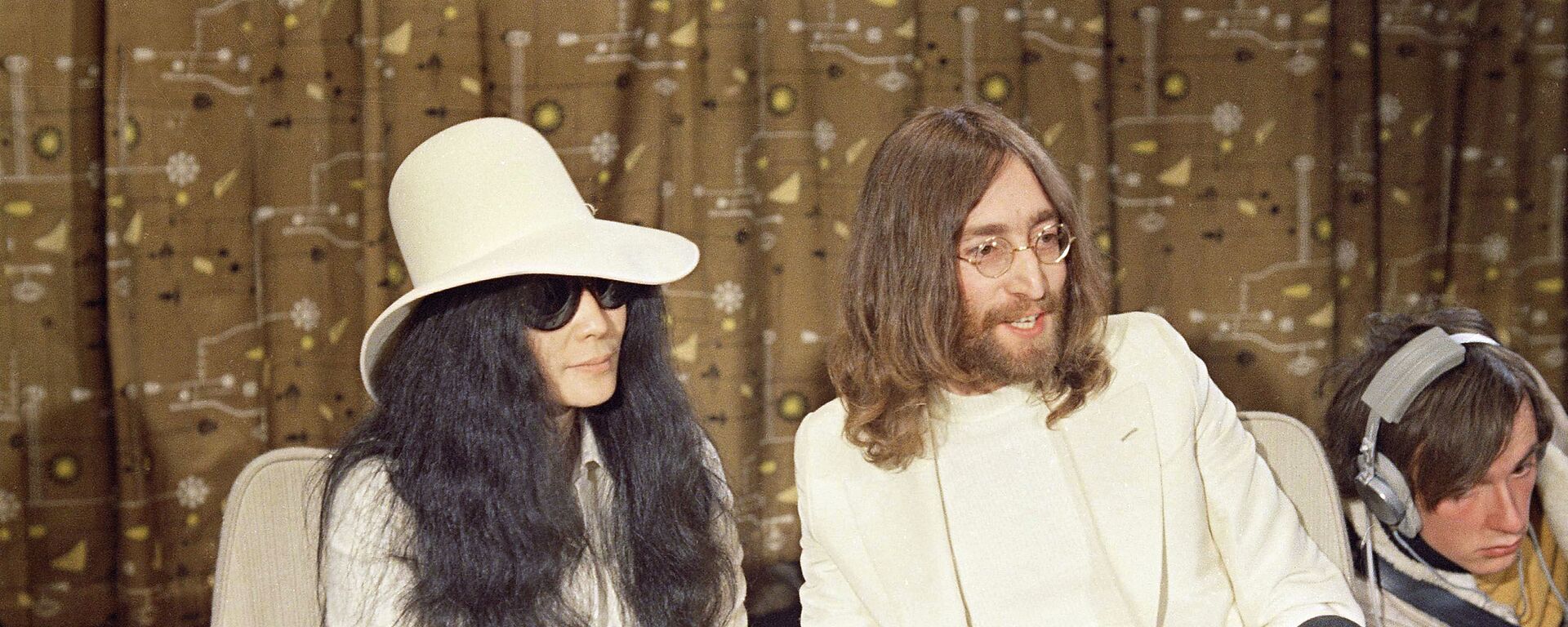 John Lennon junto a su esposa, Yoko Ono - Sputnik Mundo, 1920, 07.12.2020