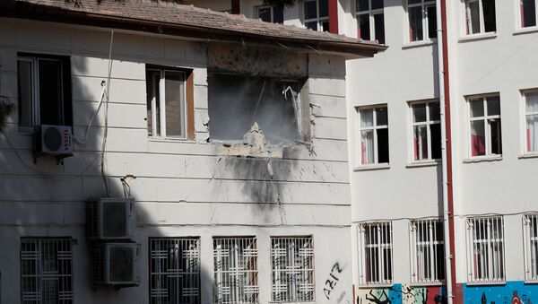 Un edificio dañado en Akcakale por ataques kurdosirios  - Sputnik Mundo