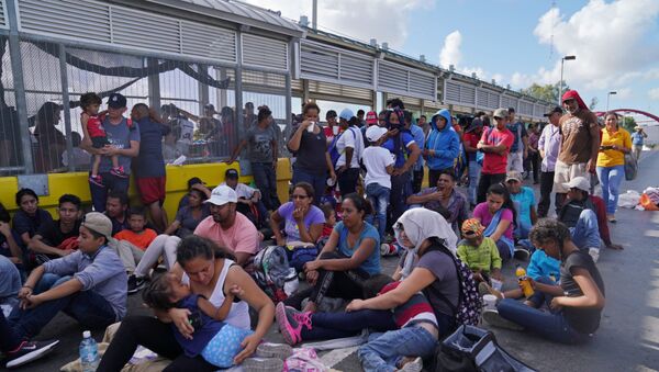 Migrantes protestando en el puente internacional que conecta a la ciudad de Matamoros, México, con Brownsville, EEUU - Sputnik Mundo