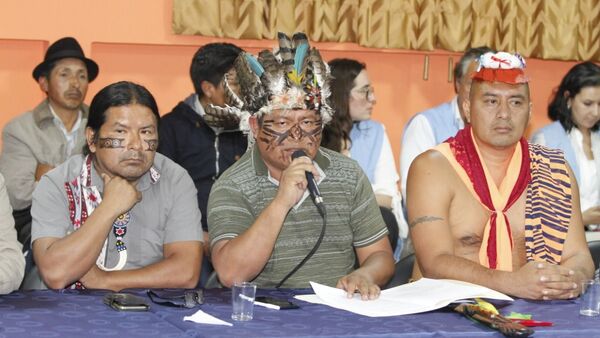 Líderes indígenas ecuatorianos durante las mesas de diálogo con el Gobierno de Lenín Moreno - Sputnik Mundo