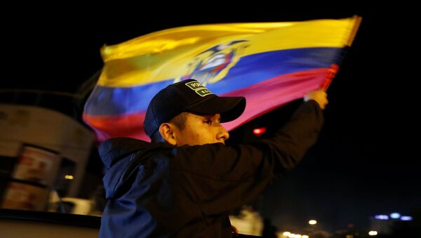 Un manifestante con la candera de Ecuador - Sputnik Mundo