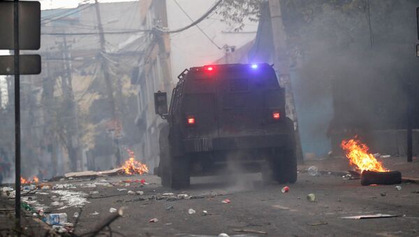 Un coche de la Policía durante las protestas en Ecuador - Sputnik Mundo