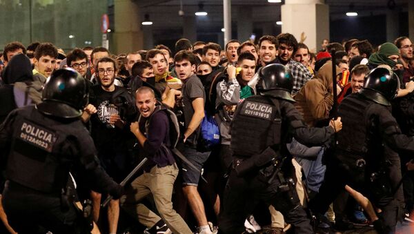 Choques entre la Policía y los manifestantes independentistas en el Aeropuerto de Barcelona-El Prat, el 14 de octubre de 2019 - Sputnik Mundo