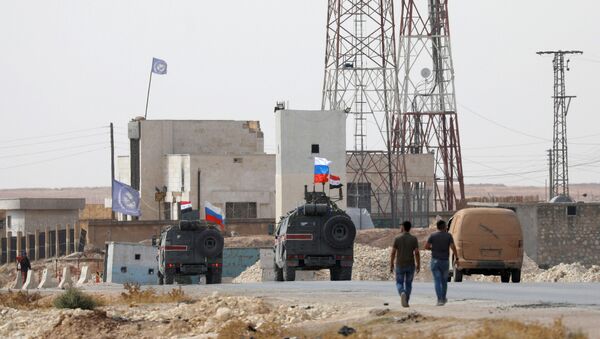 Las banderas de Rusia y Siria en vehículos militares en la ciudad de Manbij - Sputnik Mundo