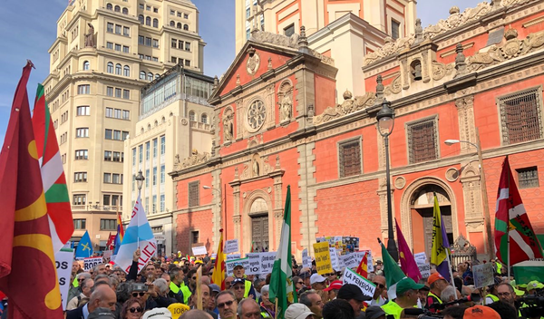 Miles de jubilados llegan a Madrid para reclamar al Gobierno pensiones dignas (fotos, vídeo) Miles de jubilados llegan a Madrid para reclamar al Gobierno pensiones dignas (fotos, vídeo) - Sputnik Mundo