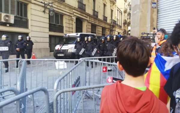 Los manifestantes y la Policía en Barcelona - Sputnik Mundo