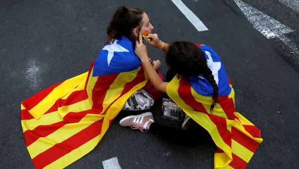 Los manifestantes con la bandera independista de Cataluña se alistan para las protestas - Sputnik Mundo