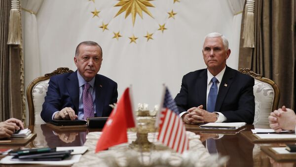 Recep Tayyip Erdogan, presidente de Turquía, y Mike Pence, vicepresidente de EEUU (archivo) - Sputnik Mundo