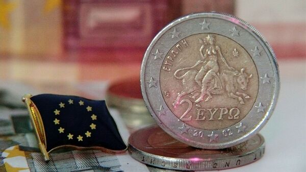 Una moneda de euro y la bandera de la UE - Sputnik Mundo