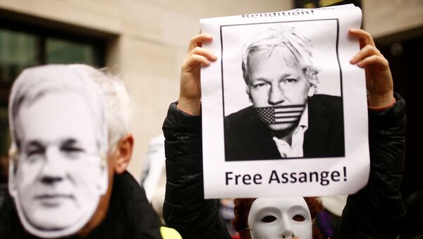 Partidarios de Assange protestan cerca de la corte de Magistrados de Westminster  - Sputnik Mundo