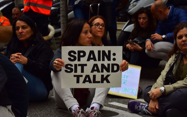 Sentada en Barcelona por la visita del presidente del Gobierno español en funciones, Pedro Sánchez  - Sputnik Mundo