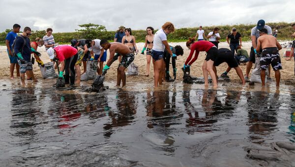 Las tareas de limpieza del petróleo en la playa de Brasil - Sputnik Mundo