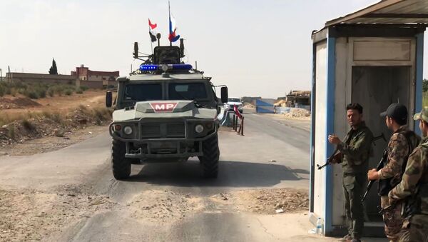 Un vehículo de la Policía militar rusa cerca de Manbij - Sputnik Mundo