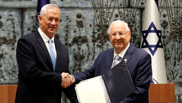 Presidente de la coalición Azul y Blanco, Benny Gantz, y presidente israelí, Reuven Rivlin - Sputnik Mundo