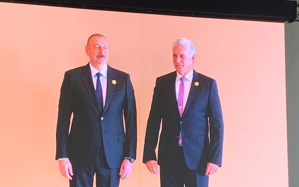 El presidente de Azerbaiyán, Ilham Aliyev, junto al presidente de Cuba, Miguel Díaz-Canel - Sputnik Mundo