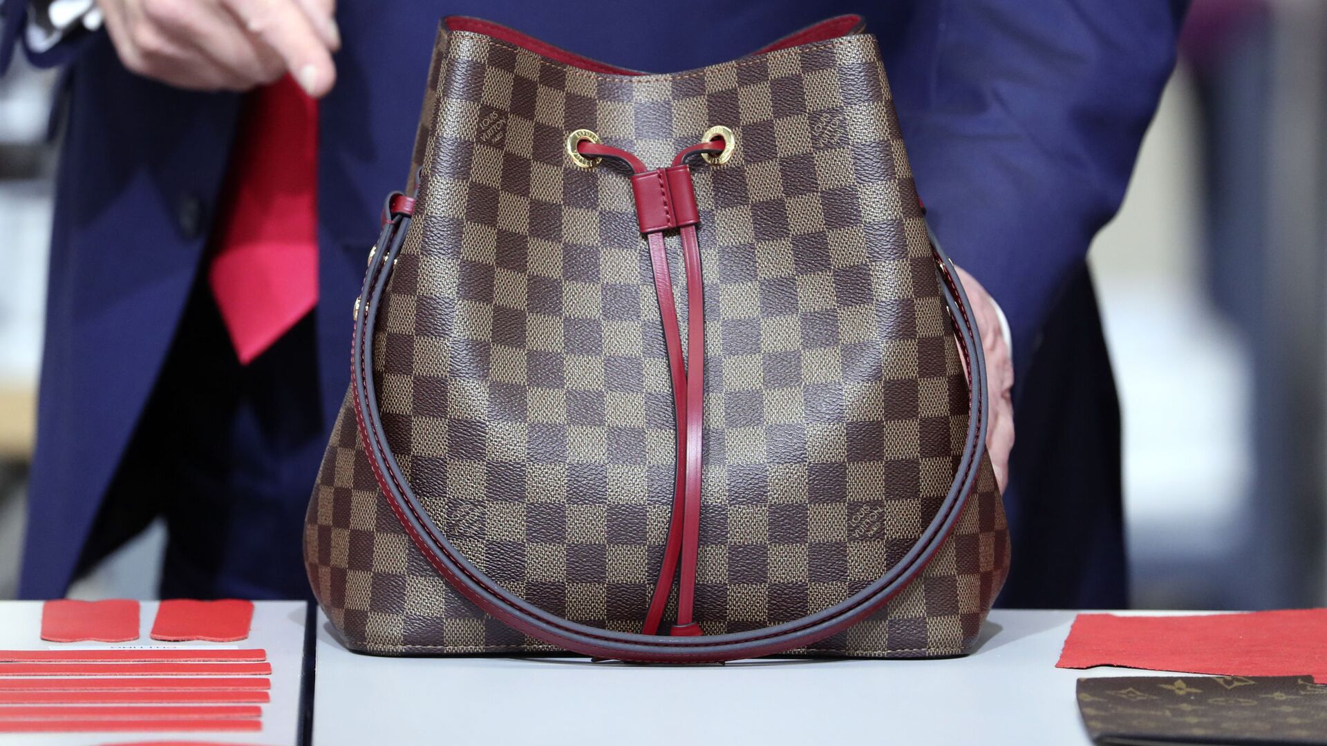 Jefa le regala bolsa Louis Vuitton falsa