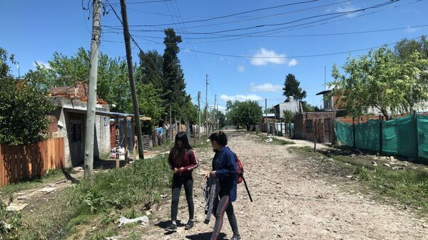 El barrio Nicole, en el distrito La Matanza, provincia de Buenos Aires, es uno más. No hay asfalto ni servicios públicos salvo una precaria instalación eléctrica. - Sputnik Mundo