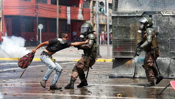 Militares reprimen manifestantes en Valparaíso, Chile - Sputnik Mundo