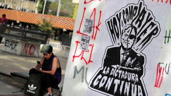 El grafiti en Santiago con el retrato del presidente Sebastián Piñera y el dictador Augusto Pinochet  - Sputnik Mundo