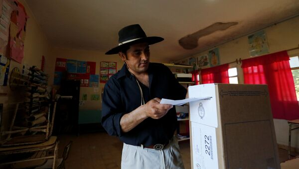 Un hombre vota en las elecciones generales en Argentina - Sputnik Mundo