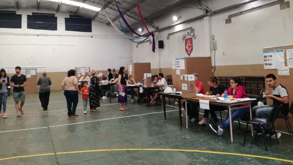 Electores argentinos esperan para votar en una escuela electoral de la ciudad de Buenos Aires - Sputnik Mundo