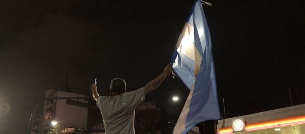 Los argentinos celebran la victoria electoral de Alberto Fernández Los argentinos celebran la victoria electoral de Alberto Fernández - Sputnik Mundo