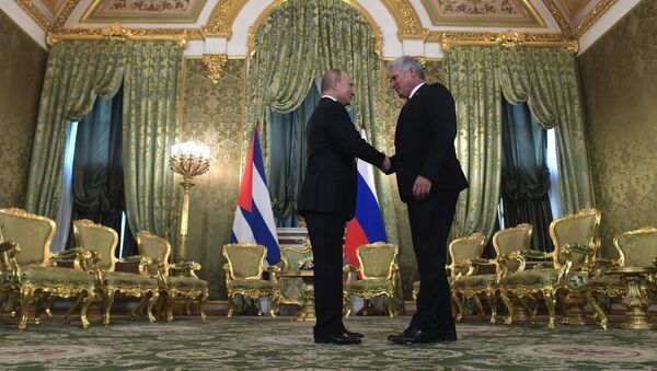 El presidente de Rusia, Vladímir Putin y el presidente cubano, Miguel Díaz-Canel Bermúdez - Sputnik Mundo