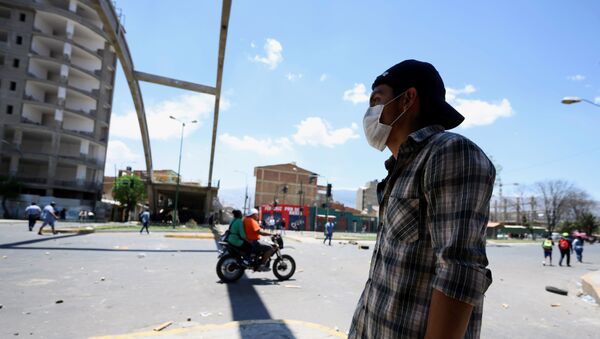 Un manifestante en una calle cortada de la ciudad de Cochabamba - Sputnik Mundo