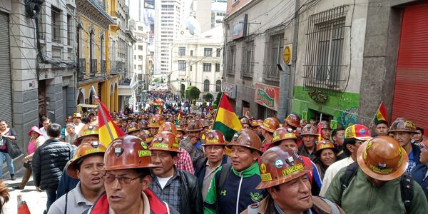 Al estruendo de la dinamita, mineros y campesinos marchan para defender el triunfo de Evo Al estruendo de la dinamita, mineros y campesinos marchan para defender el triunfo de Evo - Sputnik Mundo