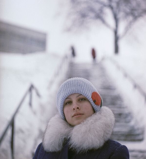 Gorras, bufandas y cuellos de piel: las prendas de las mujeres soviéticas para afrontar el invierno
 - Sputnik Mundo