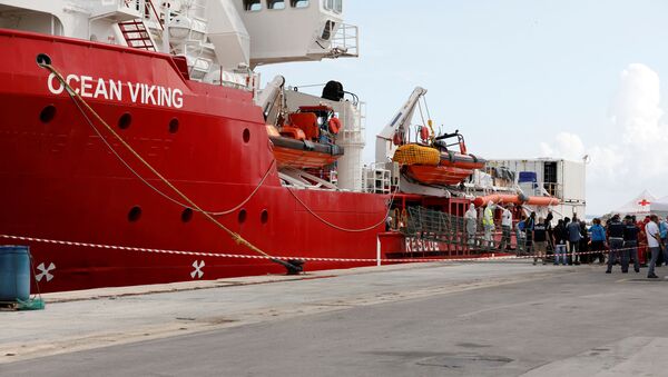 El barco Ocean Viking desembarca a migrantes en el puerto italiano de Pozzallo - Sputnik Mundo