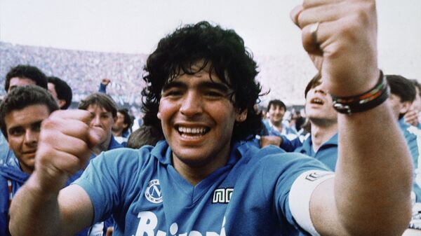 Диего Марадона после победы клуба Наполи в чемпионате Италии, 1987 - Sputnik Mundo