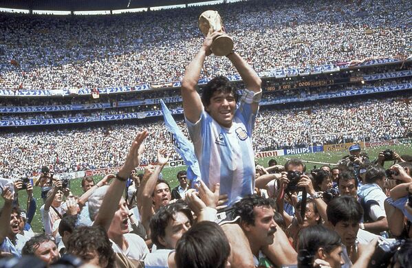El rey del fútbol argentino cumple 59 años - Sputnik Mundo
