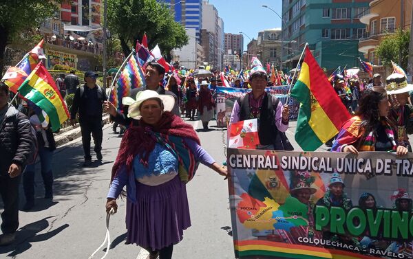 Manifestantes por las calles de La Paz en respaldo a Evo Morales  - Sputnik Mundo