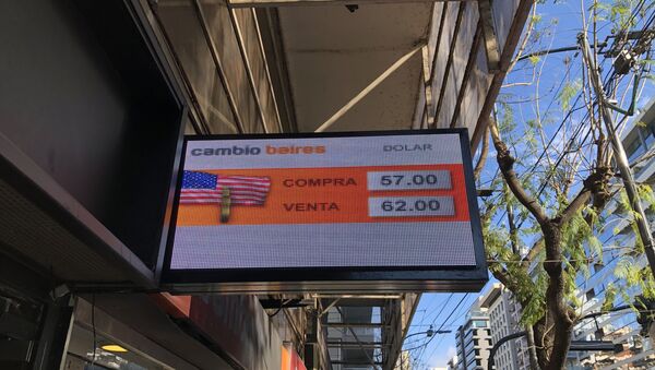 Pizarra de cotización del dólar de un cambio de Buenos Aires en octubre de 2019 - Sputnik Mundo