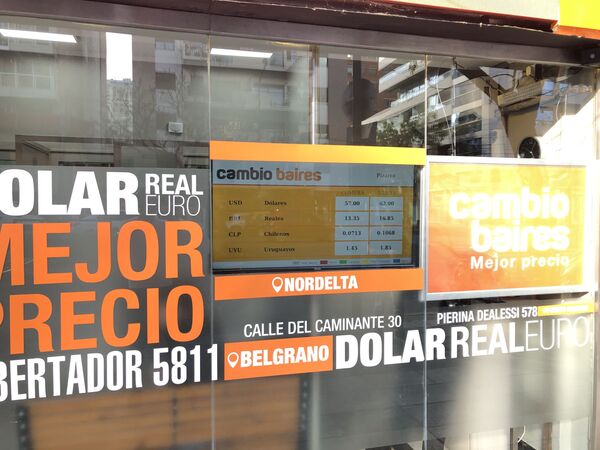 Cambiar dólares en Argentina: entiende los tipos de la moneda en el país (son muchos) Cambiar dólares en Argentina: entiende los tipos de la moneda en el país (son muchos) - Sputnik Mundo
