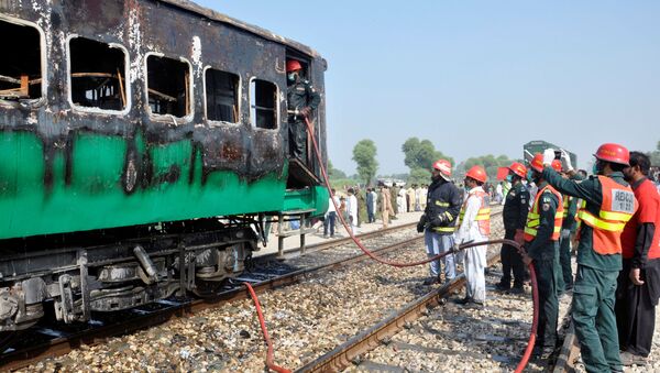 Incendio en un tren en Pakistán - Sputnik Mundo