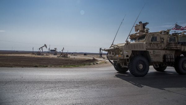 Un blindado de EEUU cerca de campos petroleros en noreste de Siria - Sputnik Mundo
