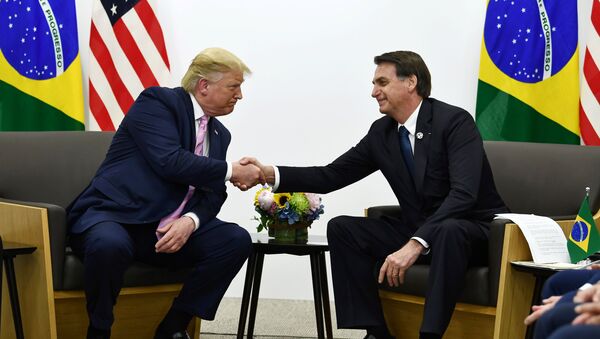 Un apretón de manos del presidente de EEUU, Donald Trump, y su homólogo brasileño, Jair Bolsonaro - Sputnik Mundo
