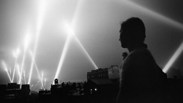 Los focos de las tropas de defensa aérea iluminan el cielo de Moscú, 1941 - Sputnik Mundo