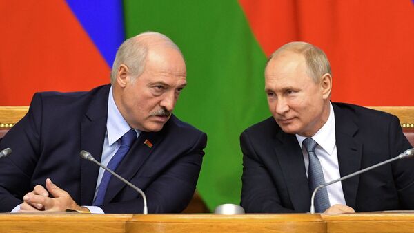 El presidente de Bielorrusia, Alexandr Lukashenko, y el presidente de Rusia, Vladímir Putin - Sputnik Mundo