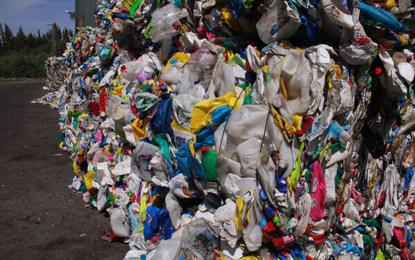 Basura de plástico en la planta de reciclaje de Aborgase en Andalucía Basura de plástico en la planta de reciclaje de Aborgase en Andalucía - Sputnik Mundo
